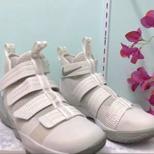 NIKE Lebron basketball shoe